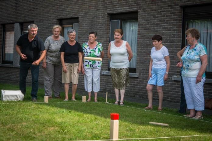 Kubb-spel, ook wel Vikings schaken genoemd, is een buitenspel met als doel het omvergooien van houten blokken door er houten stokken tegenaan te gooien.