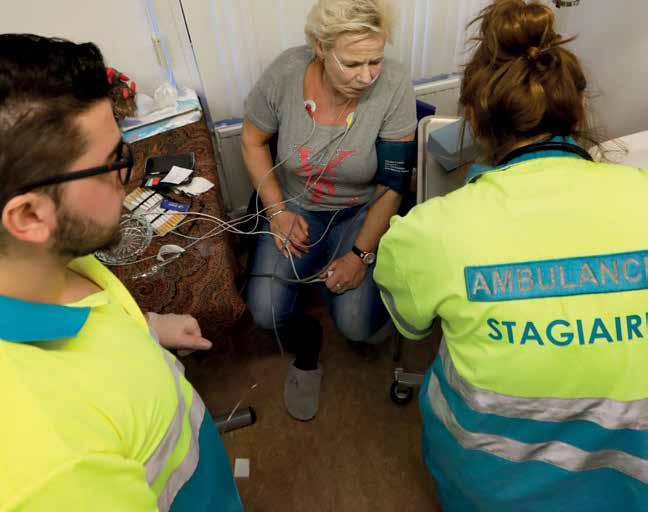 08 09 Bij de ambulance doorlopen BMH ers een traineeship van tien tot twaalf maanden, waarbij ze samen met een ervaren collega acute patiëntenzorg leveren.