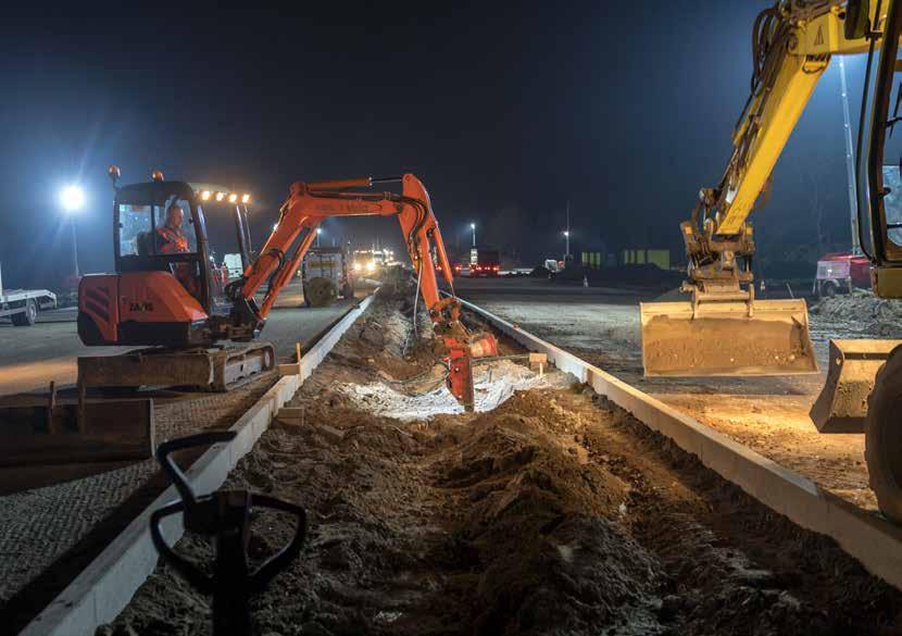 Ook liggen er kabels in de tussenberm waarmee de verkeerslichten met elkaar en met de