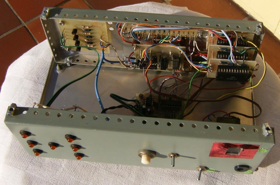 Figuur 13 hieronder: Tegen de achterwand zit de LED-stuurprint DS1 (links), rechts daarnaast de connector voor het insteken van de