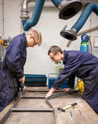 snijden en plasmasnijden. Je maakt smeedwerk en bewerkt kunststoffen. In het zevende specialisatiejaar Fotolassen leer je kwalitatief hoogstaand laswerk afleveren.