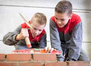 Je krijgt tien uren technische en praktische vakken per week om je talenten te ontwikkelen. Je bouwt verschillende werkstukken en maakt zo kennis met metaal, bouw, hout en elektriciteit.