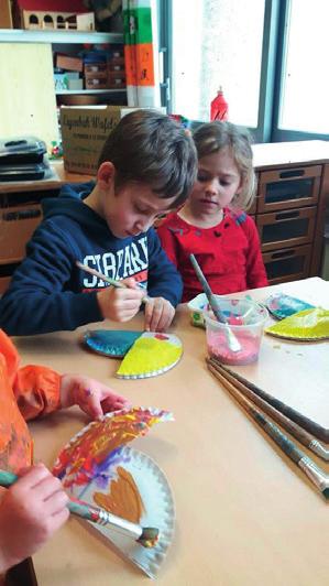 De kinderen konden zich helemaal uitleven met verf,