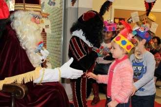 De hele week zagen de kinderen hoe de Pieten druk in de weer waren: pakjes maken, de was uithangen, steppen over de speelplaats, Onze kleuters hebben de