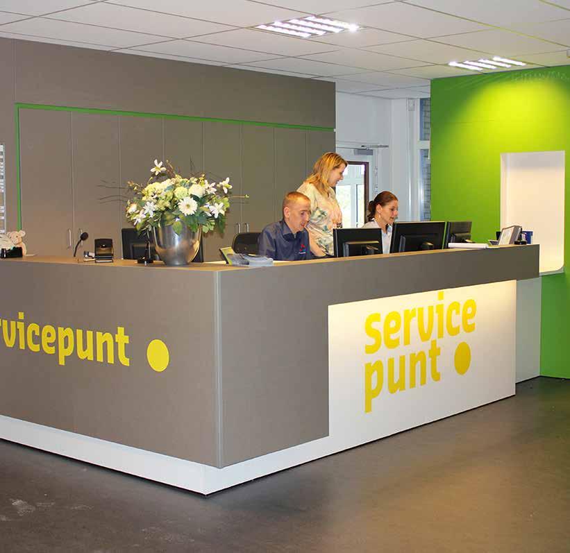 WEGWIJS OP JE LOCATIE 10 Het Servicepunt Als je het gebouw binnenstapt, zie je direct het Servicepunt. Hier kun je terecht voor informatie en vragen.