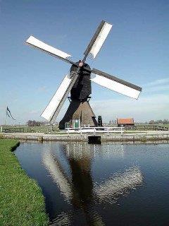 In 2013 zijn bij het agrarische bedrijf aan het adres Achterland op ons verzoek aan de beplanting langs de bedrijfsgebouwen snoeiwerkzaamheden uitgevoerd, zodat de windvang op de molen werd verbeterd.