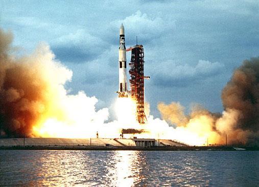 Afb. 7: de Saturnus V raket. John H. Glenn, Jr. was de eerste Amerikaan die in een baan om de aarde werd gebracht. Dit gebeurde op 20 februari 1962.