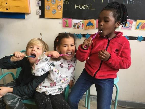 Zo leerde de kinderen dat te veel frisdank drinken niet goed is voor hun tanden. In de werkbundel konden ze tellen met tanden en een woordzoeker maken.