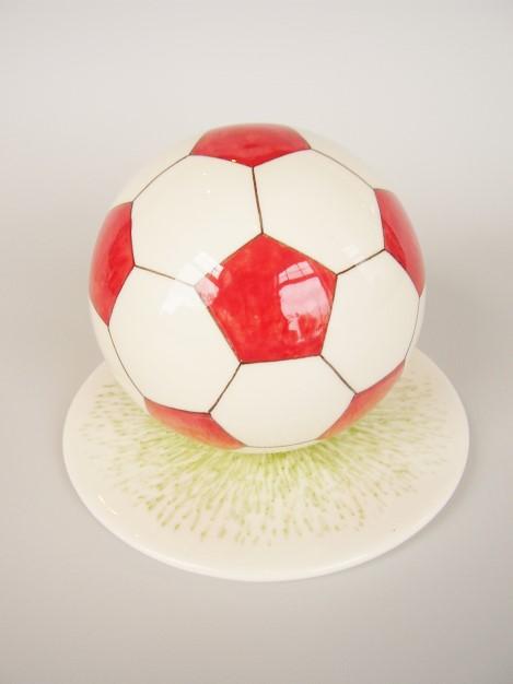 Bij de nog niet beschilderde bal zijn heel goed de profileringen te zien van de vlakken van de bal.
