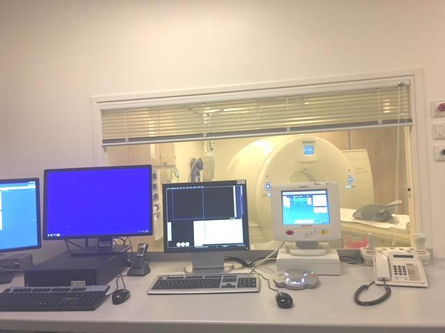 Tijdens het onderzoek is de laborant in de ruimte naast de CTkamer (zie afb. 2). De laborant kan u zien door een raam en met u praten via een intercom. Afb.