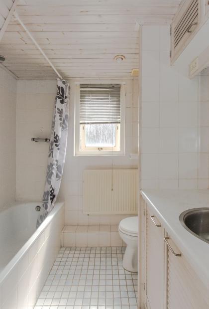 Badkamer De badkamer is voorzien van een ligbad met thermostaatkraan, toilet en badmeubel.