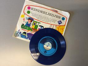 Voorwerpen dag 1 Vinyl plaatje met kinderliedjes Analoog fototoestel