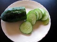 Snelle groen(t)e hap 3 komkommers 3 preien 3 groene paprika s 400 gram vega gehakt (of rundergehakt) 4 el crème fraiche Twee teentjes knoflook Peper, zout & kerriepoeder 1.