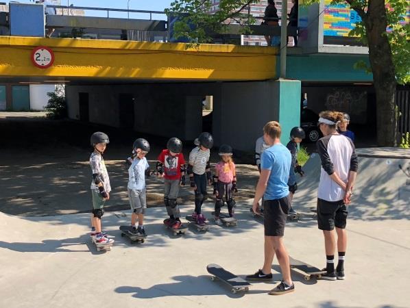 programma van de gemeente Amsterdam. De kinderen verzamelen een klein kwartiertje voor de les begint.