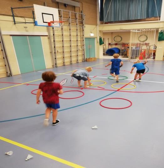 Naschoolse sportactiviteiten afsluiting blok 2 Op OBS de Weidevogel hebben we deze periode badminton als naschoolse activiteit.