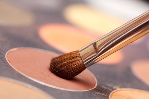 Werkwijze Producten In april en mei 2018 bemonsterden en onderzochten de NVWA en de ILT 296 cosmeticaproducten uit de volgende vijf categorieën: a. gezichtspoeders, b.