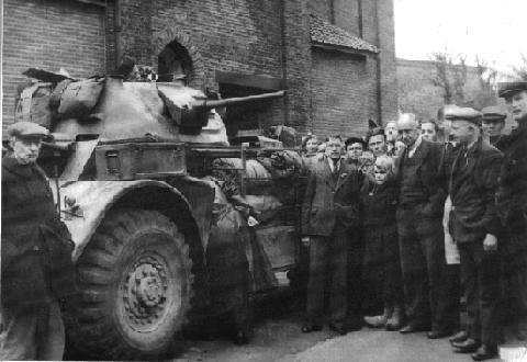 4. Bevrijding De oorlog in Nederland duurde vijf jaar. Op 5 mei 1945 was heel Nederland vrij. Hardenberg werd al een paar weken daarvoor bevrijd. Dat gebeurde door Canadese soldaten.