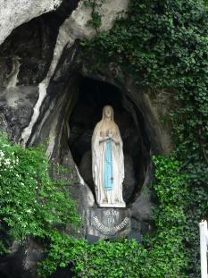 MET JONGEREN NAAR LOURDES WIE GAAT ER MEE? Wel eens over Lourdes gehoord? Een plaatsje in Zuid Frankrijk, in de Pyreneeën, waar Maria aan Bernadette verschenen is.