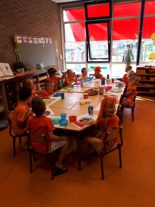 Groep 1 en 2: Wat was het vrijdag een super gezellige dag tijdens de koningsspelen.