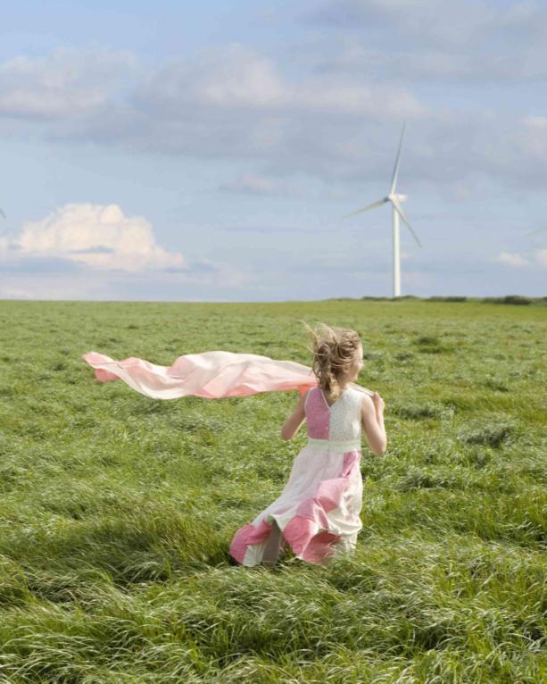 Een greep uit onze initiatieven: - Gerecyclede bedrijfskleding - Groene stroom : 100 % Nederlandse wind - Biologische en lokale producten - Duurzame bouwmaterialen Europees Ecolabel en ISO Sinds 2008