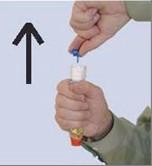 1. Pak de EpiPen in de goede hand (de hand waarmee u schrijft) met de duim dicht bij de blauwe veiligheidsdop