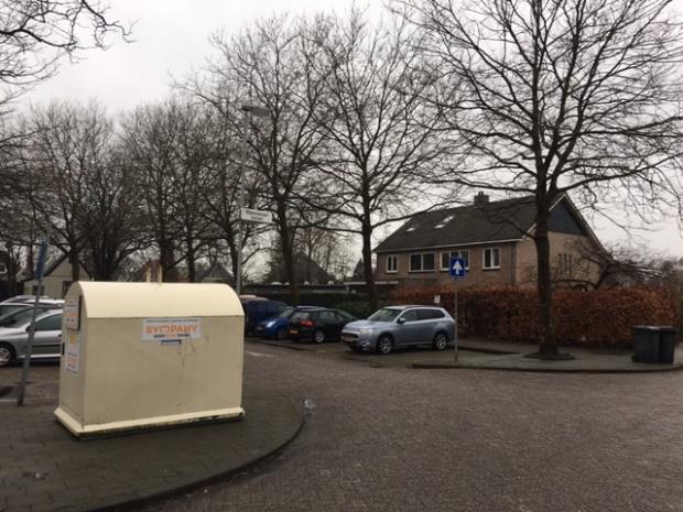 6. Inrit parkeerterrein De inrit van het parkeerterrein is met een bord van de doorgaande weg relatief ver weg, onvoldoende duidelijk.