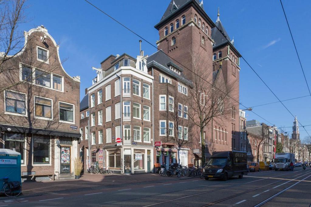 is ingeschreven in het handelsregister van de KvK te Amsterdam onder nummer 34246104, Ld van de Nederlandse Vereniging van Makelaars.