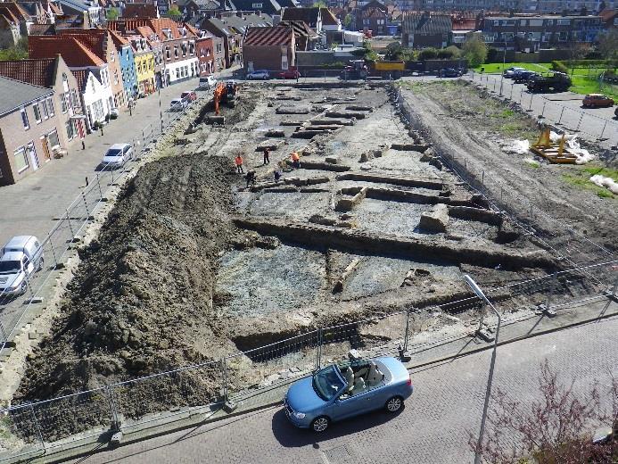Vlissingen-Slijkstraat. Overzichtsfoto van de sporen met muurwerk van het bouwblok in de opgraving. Foto ARC, Groningen; collectie Archeodienst, Zevenaar.