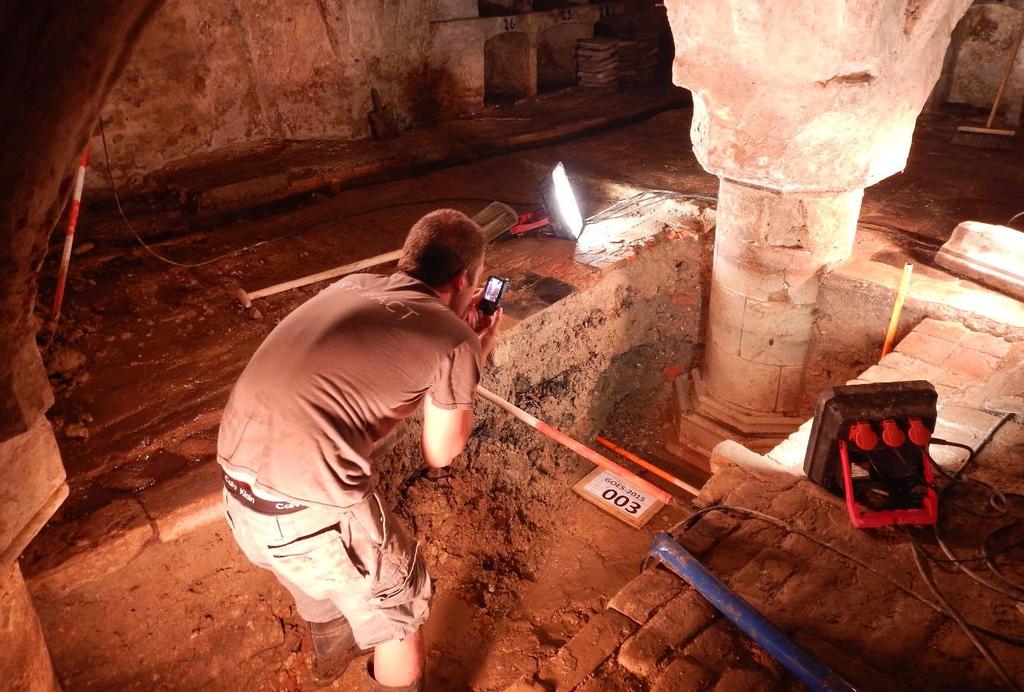 Goes-Singelstraat. Proefsleufonderzoek in de 15 de -eeuwse kelder van Slot Oostende bracht de nog goed bewaarde oorspronkelijke keldervloer en de volledige zuilen van het kruisribgewelf aan het licht.