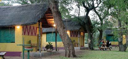 De lodge bestaat uit 16 tweepersoons safari tenten en 9 chalets voor elk 4 personen.