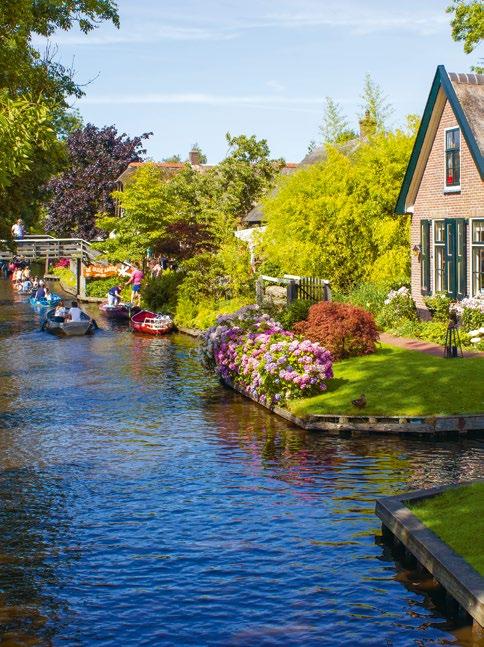 GIETHOORN Giethoorn is een bijzonder dorpje in Overijssel, waar allemaal rietgedekte boerderijen zijn