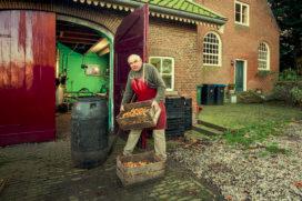 Met het stoken van dit levenswater houden de beide heren als één van de weinigen een oud ambacht in leven, waarvan het eindresultaat best wat meer bekendheid zou mogen hebben.