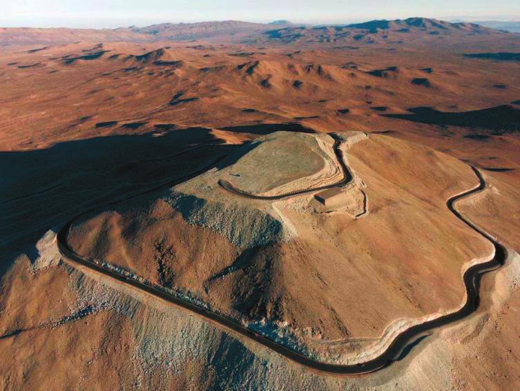 De telescoop is geoptimaliseerd voor golflengten in het nabije infrarood. De ELT wordt gebouwd in noord Chili, in de Atacama woestijn op de berg Armazones op een hoogte van 3060 meter.