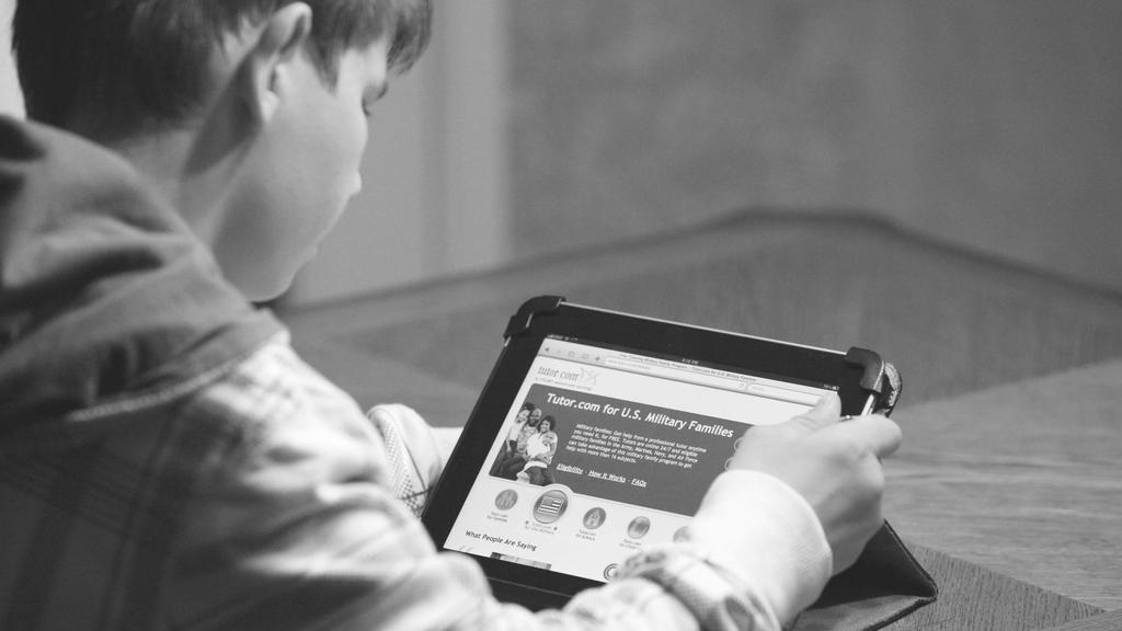7 INTERNET EN MEDIA REGELS Kinderen kunnen moeilijk overzien wat de gevolgen zijn van hun online gedrag. Regels en afspraken voor internet kunnen je helpen bij je kind wegwijs maken op internet.
