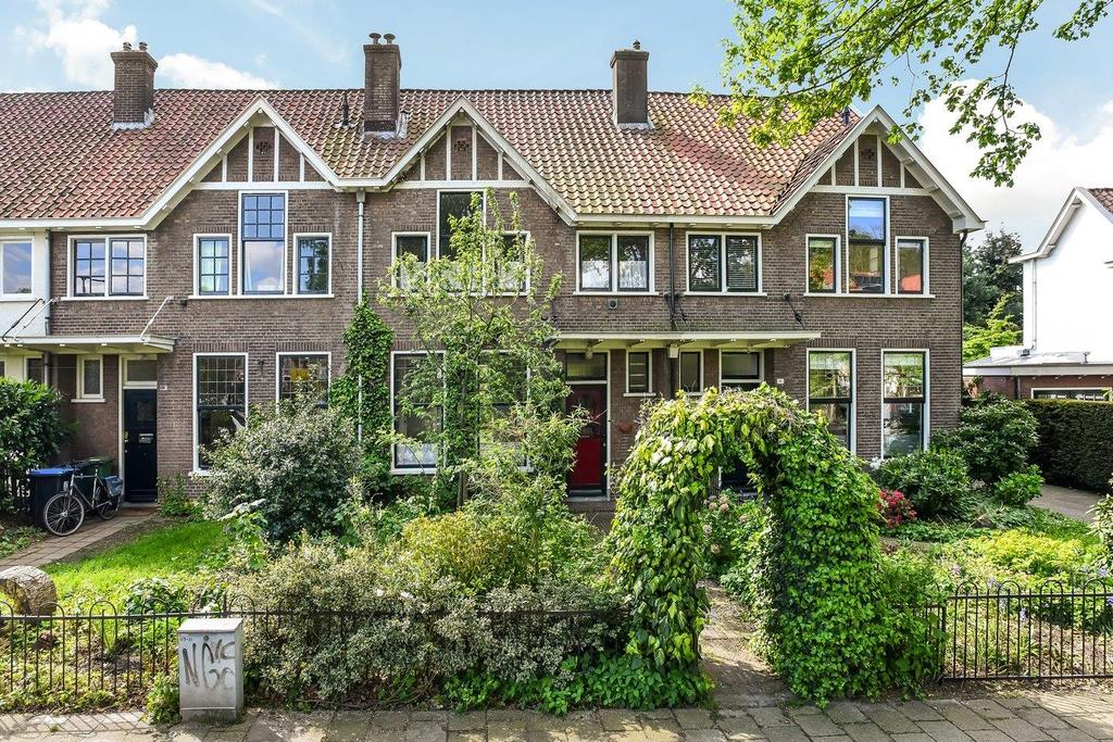 absolute toplocatie gelegen rijksmonumentale tussenwoning.