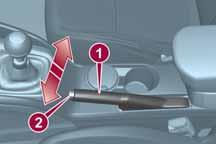 STARTEN EN RIJDEN DE AUTO PARKEREN Ga bij het parkeren en verlaten van de auto als volgt te werk: schakel een versnelling in (1 e versnelling als op een helling omhoog wordt geparkeerd en achteruit