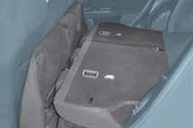 KENNISMAKING MET DE AUTO Volledige uitbreiding van de bagageruimte TIPO 5DOOR versie Klap de rugleuning van de achterbank volledig naar voren om over de maximale laadruimte te beschikken.
