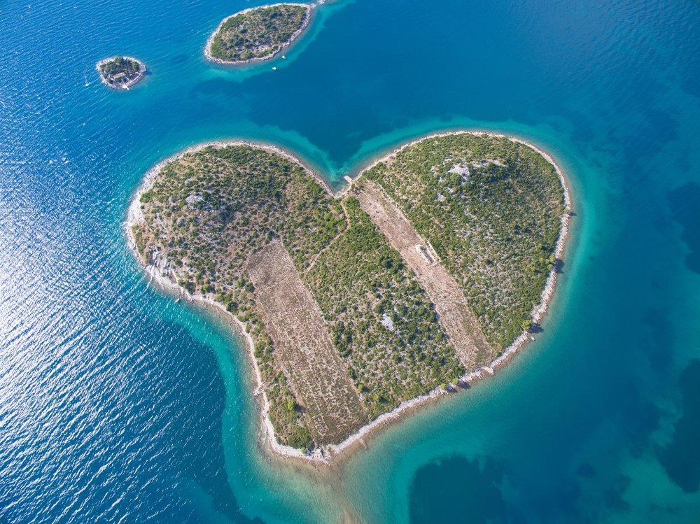 Croatia Full of Love Met een eiland in de vorm van een hart en de meest romantische zonsondergang ter wereld is Kroatië de ideale bestemming om de liefde te vieren niet alleen op Valentijnsdag!