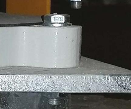 als de onderconstructie. Het staal wordt op de isolator geplaatst zodat de (tap) gaten gelijk komen met de gaten in de isolator.