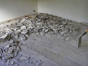 6. Cementdekvloer. Wanneer er een cementdekvloer over een betonnen vloer heen is geplaatst, dan dient men alle loszittende plekken van de cementdekvloer te verwijderen.