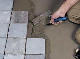 3. Tegelvloer in cementdek geplaatst In kelders waarin de tegelvloer gelijk met de cementdekvloer is aangelegd, is deze gelijk in de verse cement geplaatst.