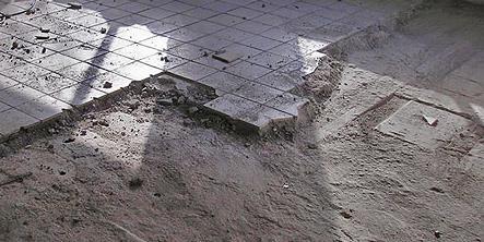Om een dergelijke vloer goed waterdicht te kunnen krijgen is het noodzakelijk om zowel de tegelvloer alsook de cementdekvloer te verwijderen en af te voeren.
