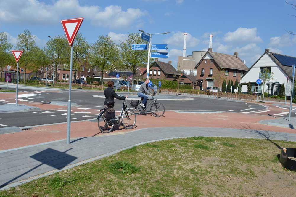 Rotonde Kerkstraat/Stationsweg/Kempweg Vóór je de rotonde