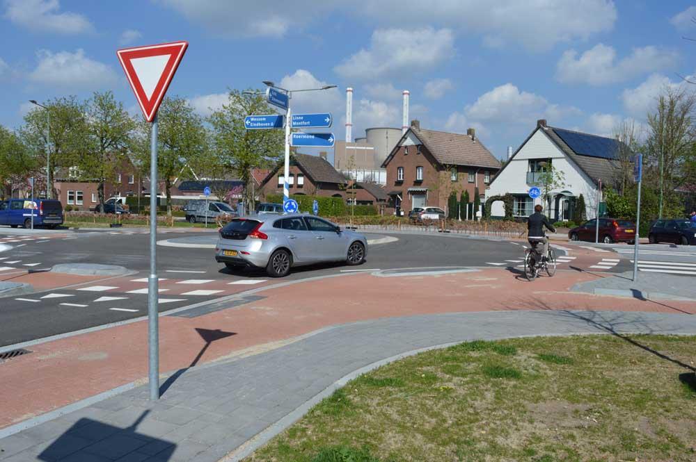 Rotonde Kerkstraat/Stationsweg/Kempweg Als er geen fietsers