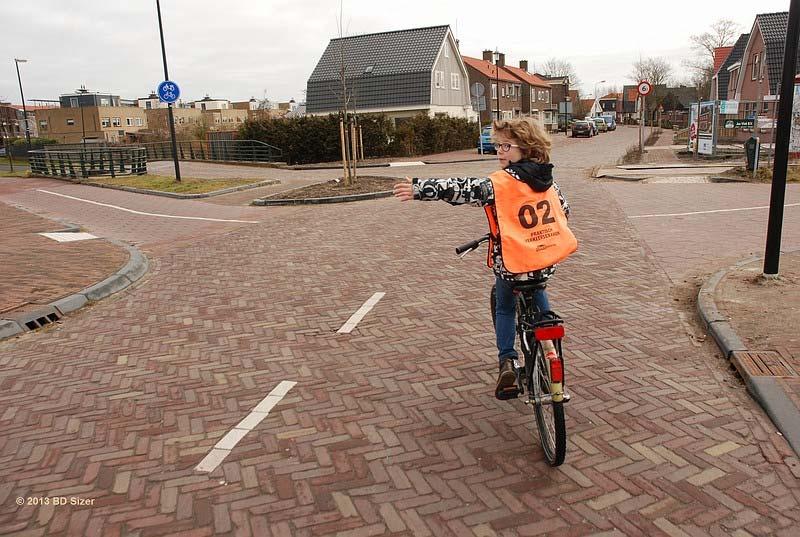Linksaf slaan Kogerlaan fietspad (J) Kijk achterom. Steek hand uit.