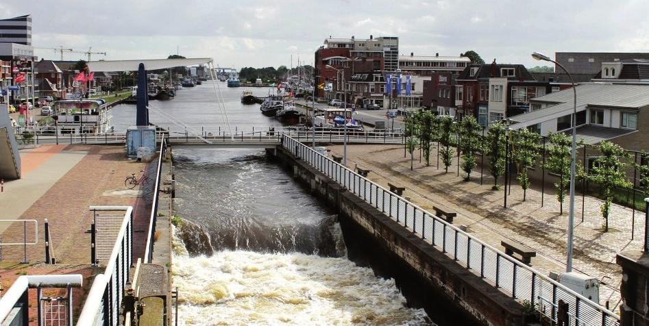 Als door hoog water beide natuurlijke spuimogelijkheden niet bruikbaar zijn, kan gemaal Rozema bij Termunterzijl worden ingezet. Spuien in het havengebied is voor de scheepvaart hinderlijk.