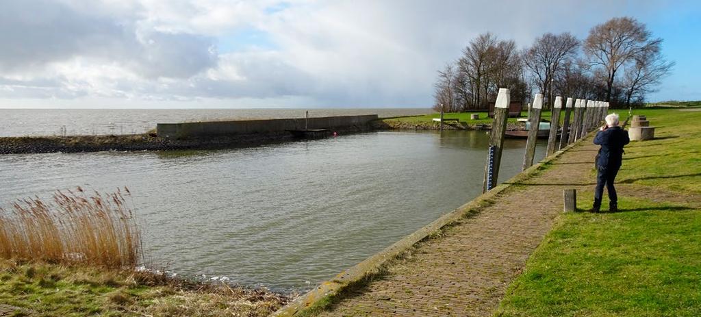 Cultuurhistorische IJsselmeerbiografie Deel 1: Een geschiedenis in vogelvlucht 37 Vissershaven Laaxum ( de kleinste haven van Europa ).