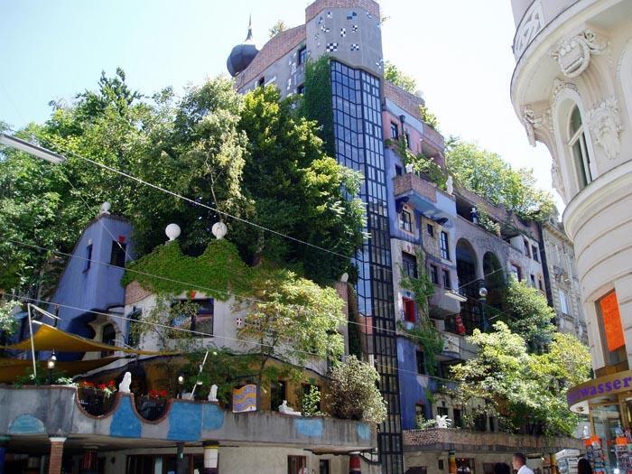 Zijn meest bekende gebouw staat in het centrum van Wenen: het Hundertwasser Haus. Dit soort ontwerpen geeft een heel andere visie op de V/T index.