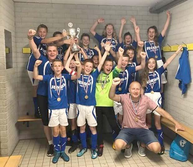 Jeugdteam DVSA kampioen Zondag 3 juni heeft het zeer succesvolle jeugdteam van DVSA in de categorie JO12 in Uithoorn de KNVB-districtsbeker van het gewest West 1 gewonnen.
