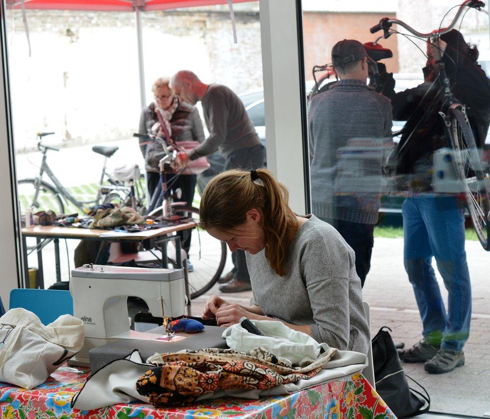 Buren ontmoeten elkaar tijdens Repair Café Een broek waar een nieuwe ritssluiting in moet, een radio met een slecht contact of een koffiezet die het af en toe laat afweten: naar het